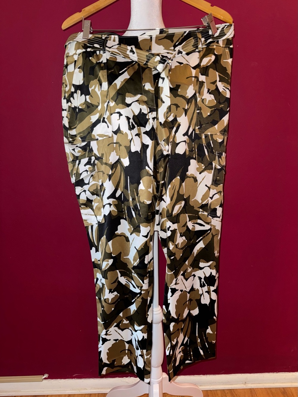 NWT Chico's Olive, Black & White Floral Slim-Leg Pants Size 2.5/14
